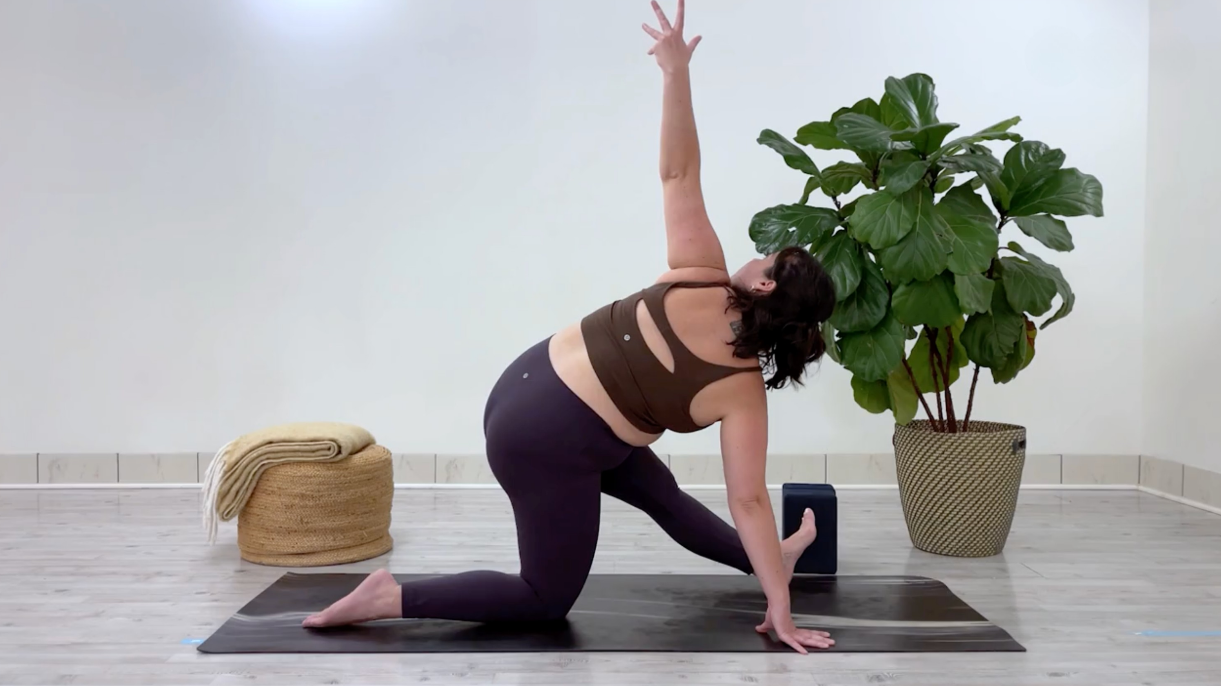 Taylor Lorenz in Half Splits variation
